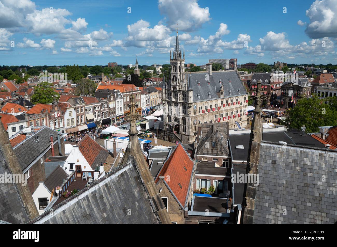 Gouda. Rathaus. Blick von der St. Jan's Kirche. Gouda. Uitzicht op het Stadhuis vanaf de Sint-Janskerk. Stockfoto