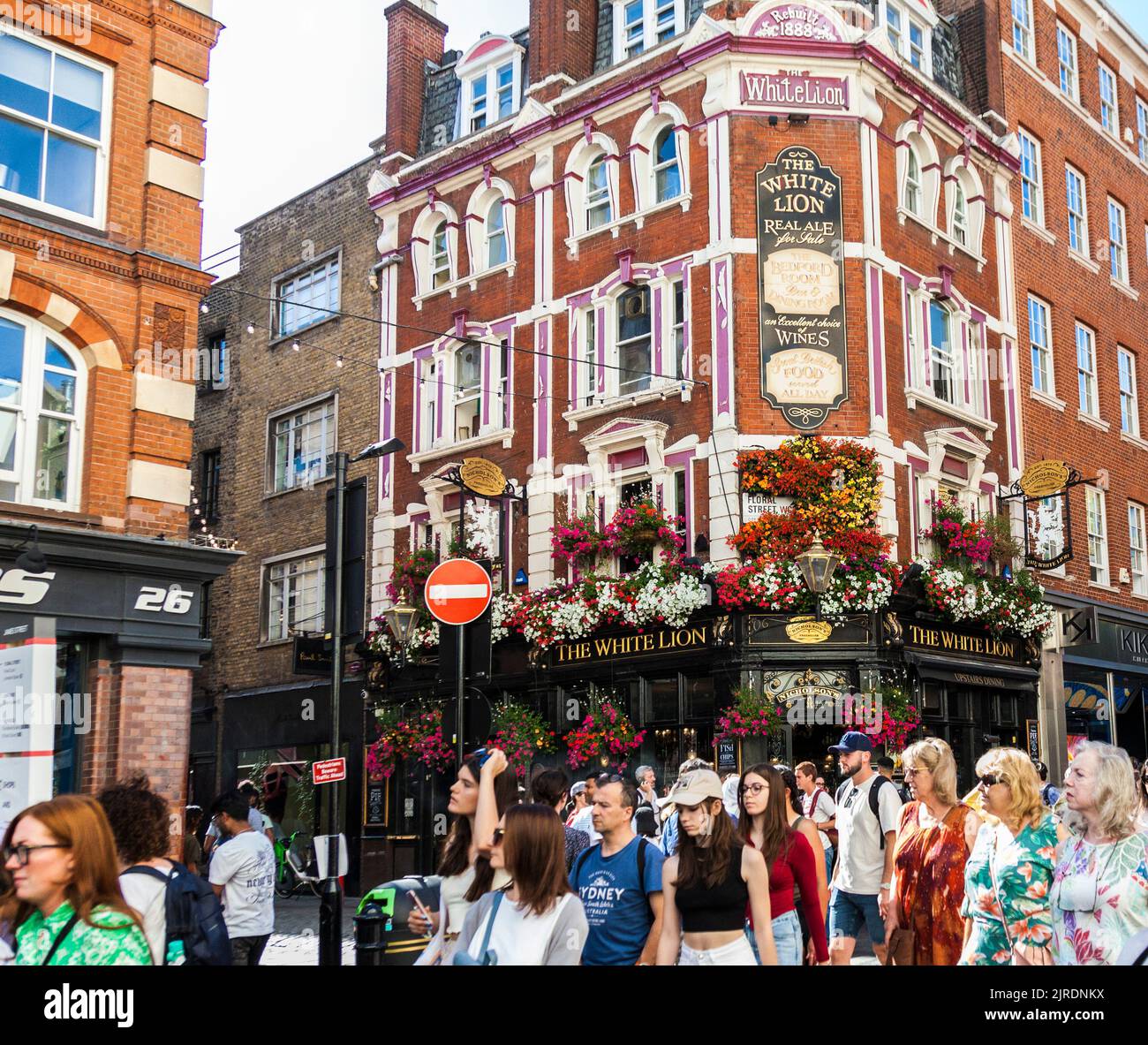 Straßenszene in London, England, Großbritannien mit dem White Lion Pub im Hintergrund in Covent Gardens Stockfoto