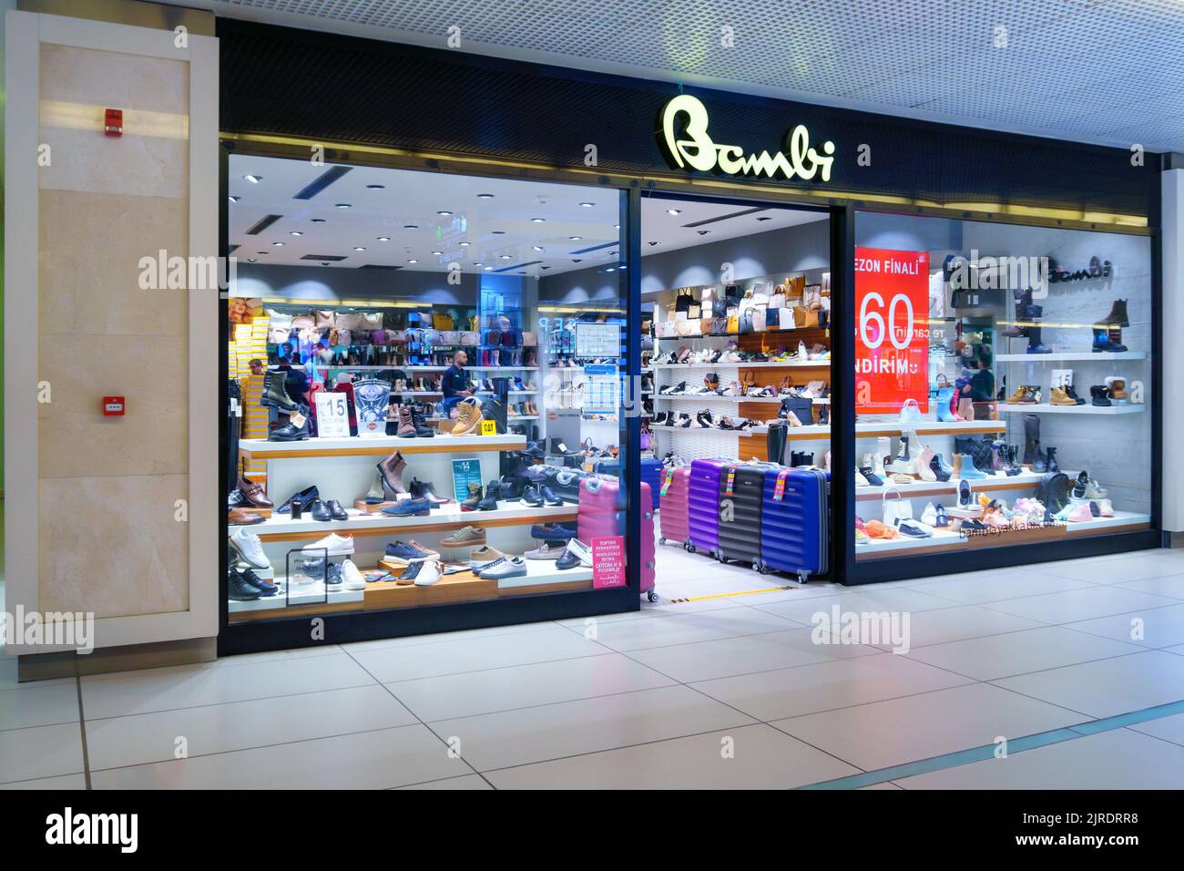 Fatih, Istanbul - 23. März 2022: Landschaftsansicht des Bambi Schuhwarenhauses in der Historia AVM Mall. Bambi begann seine Aktivitäten in Beyoğlu im Jahr 1961. Stockfoto