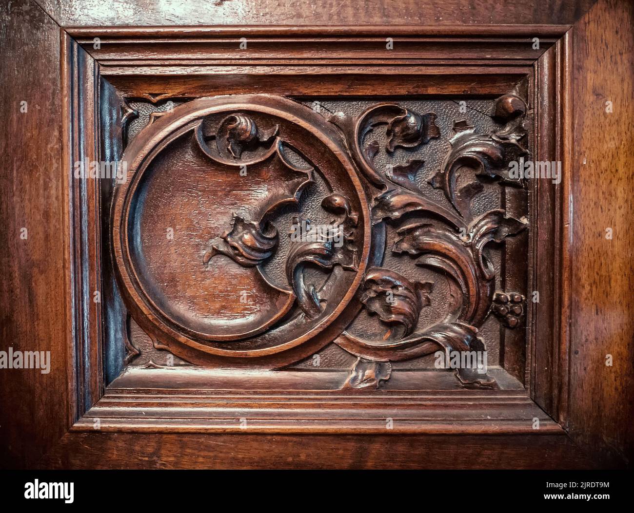 Nahaufnahme eines Fragments alter antiker Holzmöbel. Antike Möbel aus dem 19.. Jahrhundert. Stockfoto