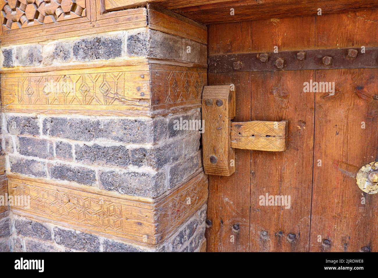 Schönes Holztürschloss am alten Haus in Esna City, Luxor, Ägypten Stockfoto
