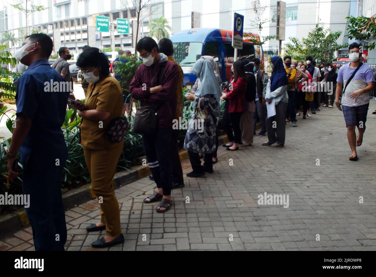 Jakarta, Jakarta, Indonesien. 23. August 2022. Am 24. August 2022 stehen die Bewohner Schlange, um die neuen 2022 Rupiah-Banknoten auf dem Senen Market, Jakarta, einzutauschen. Die Bank Indonesia (BI) hat gerade die neuen 2022-Rupiah-Banknoten in Verbindung mit dem indonesischen Unabhängigkeitstag 77. eingeführt, die Bank Indonesia und die Regierung haben 7 eingeführt, die aus IDR 100.000, IDR 50.000, IDR 20.000, IDR 10.000, IDR 5.000, Die Bank Indonesia (BI) stellt mit IDR 2.000 und IDR 1.000 sicher, dass Geld an herkömmlichen Bankautomaten verfügbar ist. Diese sieben neuen Rupiah-Denominationen sind offiziell gültig, ausgestellt und als l zirkuliert Stockfoto