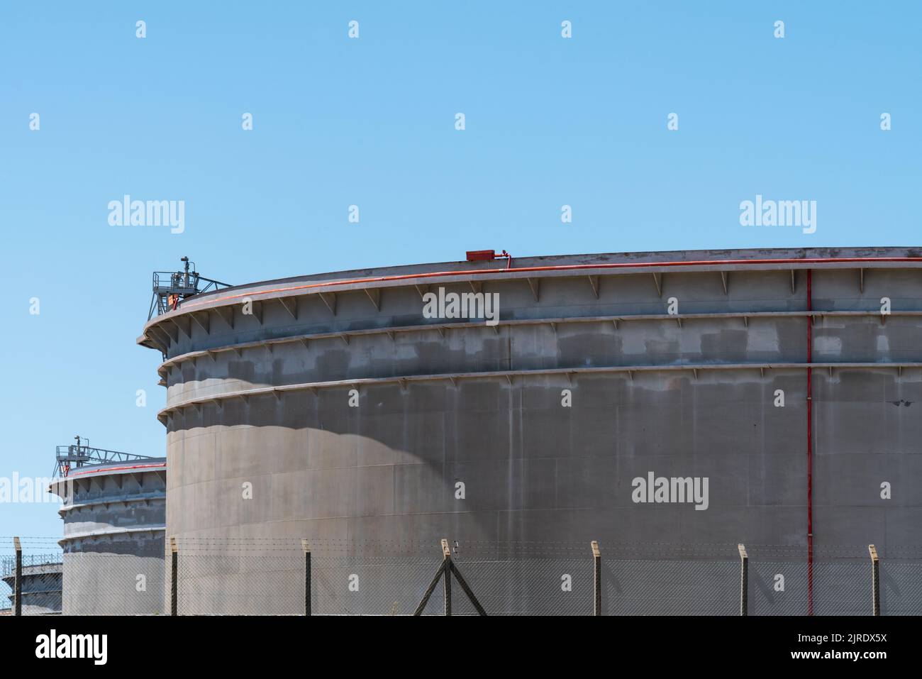 Eine Aufnahme von Einrichtungen der Galp Refineria de Sines mit blauem Himmel im Hintergrund Stockfoto