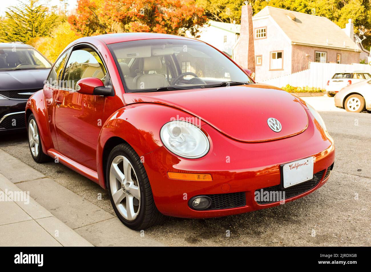 New Shape Red Volkswagen Beetle Auto, geparkt in Cambria, Kalifornien. Stockfoto