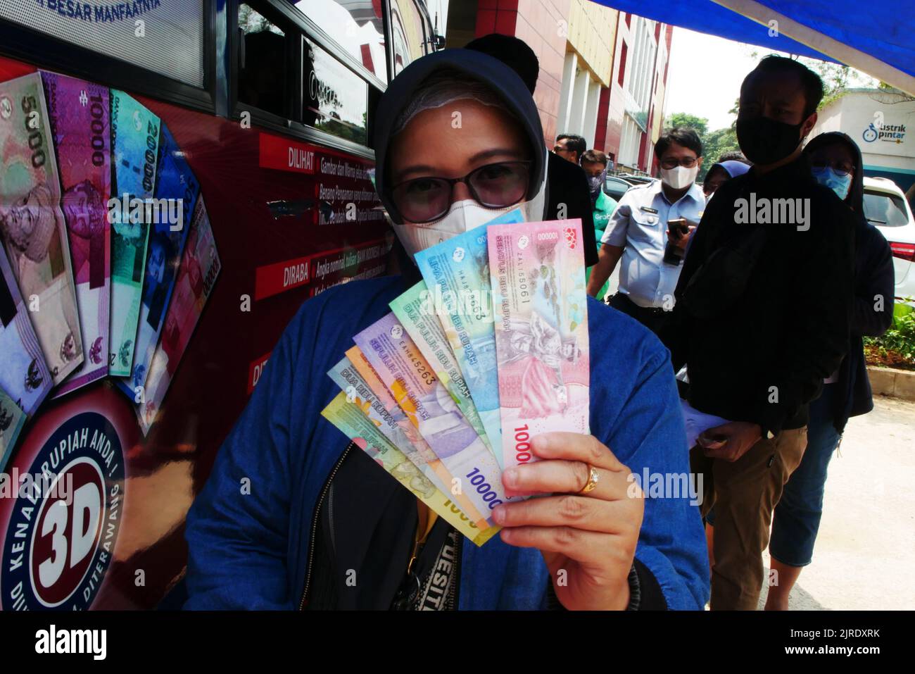 Jakarta, Jakarta, Indonesien. 23. August 2022. Am 24. August 2022 stehen die Bewohner Schlange, um die neuen 2022 Rupiah-Banknoten auf dem Senen Market, Jakarta, einzutauschen. Die Bank Indonesia (BI) hat gerade die neuen 2022-Rupiah-Banknoten in Verbindung mit dem indonesischen Unabhängigkeitstag 77. eingeführt, die Bank Indonesia und die Regierung haben 7 eingeführt, die aus IDR 100.000, IDR 50.000, IDR 20.000, IDR 10.000, IDR 5.000, Die Bank Indonesia (BI) stellt mit IDR 2.000 und IDR 1.000 sicher, dass Geld an herkömmlichen Bankautomaten verfügbar ist. Diese sieben neuen Rupiah-Denominationen sind offiziell gültig, ausgestellt und als l zirkuliert Stockfoto