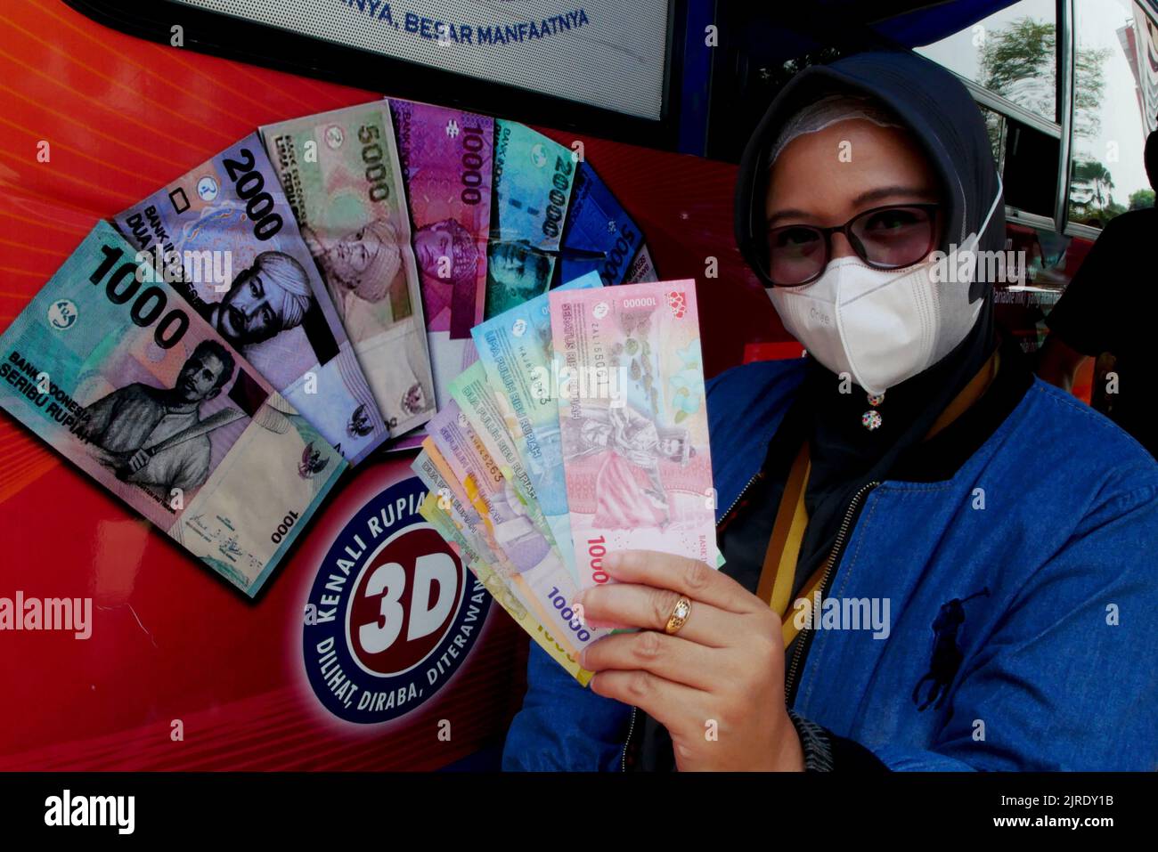 Jakarta, Jakarta, Indonesien. 23. August 2022. Am 24. August 2022 stehen die Bewohner Schlange, um die neuen 2022 Rupiah-Banknoten auf dem Senen Market, Jakarta, einzutauschen. Die Bank Indonesia (BI) hat gerade die neuen 2022-Rupiah-Banknoten in Verbindung mit dem indonesischen Unabhängigkeitstag 77. eingeführt, die Bank Indonesia und die Regierung haben 7 eingeführt, die aus IDR 100.000, IDR 50.000, IDR 20.000, IDR 10.000, IDR 5.000, Die Bank Indonesia (BI) stellt mit IDR 2.000 und IDR 1.000 sicher, dass Geld an herkömmlichen Bankautomaten verfügbar ist. Diese sieben neuen Rupiah-Denominationen sind offiziell gültig, ausgestellt und als l zirkuliert Stockfoto