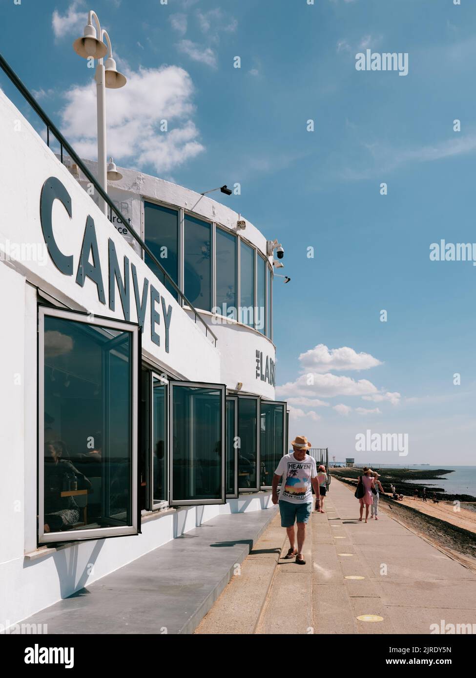 Die modernistische Betonarchitektur am Meer des Labworth Cafe an der Küste von Canvey Island, Thames Estuary, Essex, England, Großbritannien - Sommerleben Stockfoto
