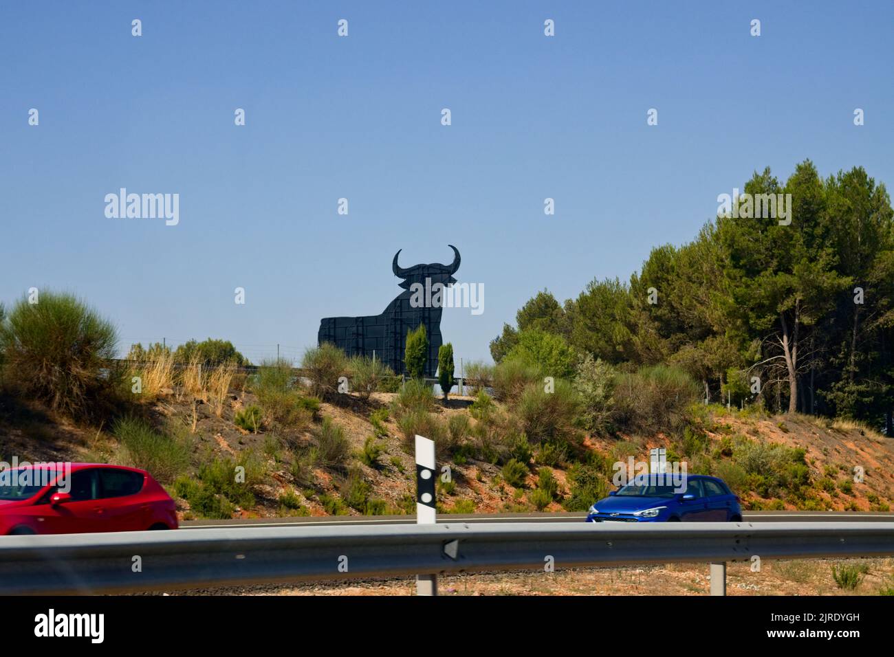 Blick auf einen schwarzen Kampfbullen, der zuvor eine Werbung für die Marke Osborne war und sich an einer Nationalstraße in Spanien befand Stockfoto