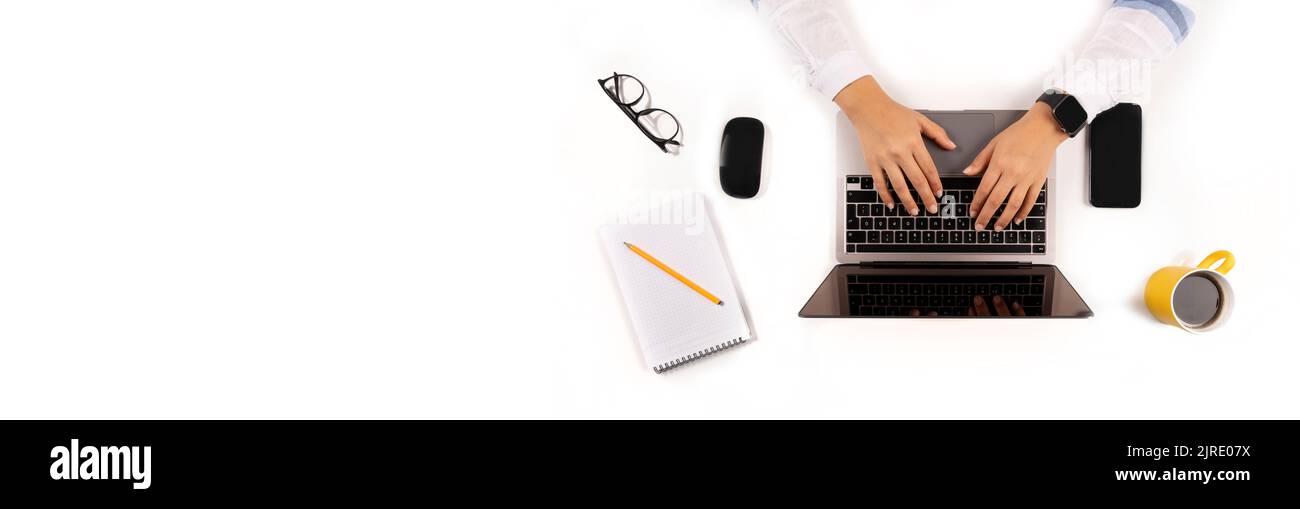 Frau mit Laptop, Draufsicht Foto mit Kopierbereich Bereich der Frau mit Laptop. Isoliert auf Weiß. Schreibtisch oder Arbeitsbereich mit moderner Smart Watch. Stockfoto