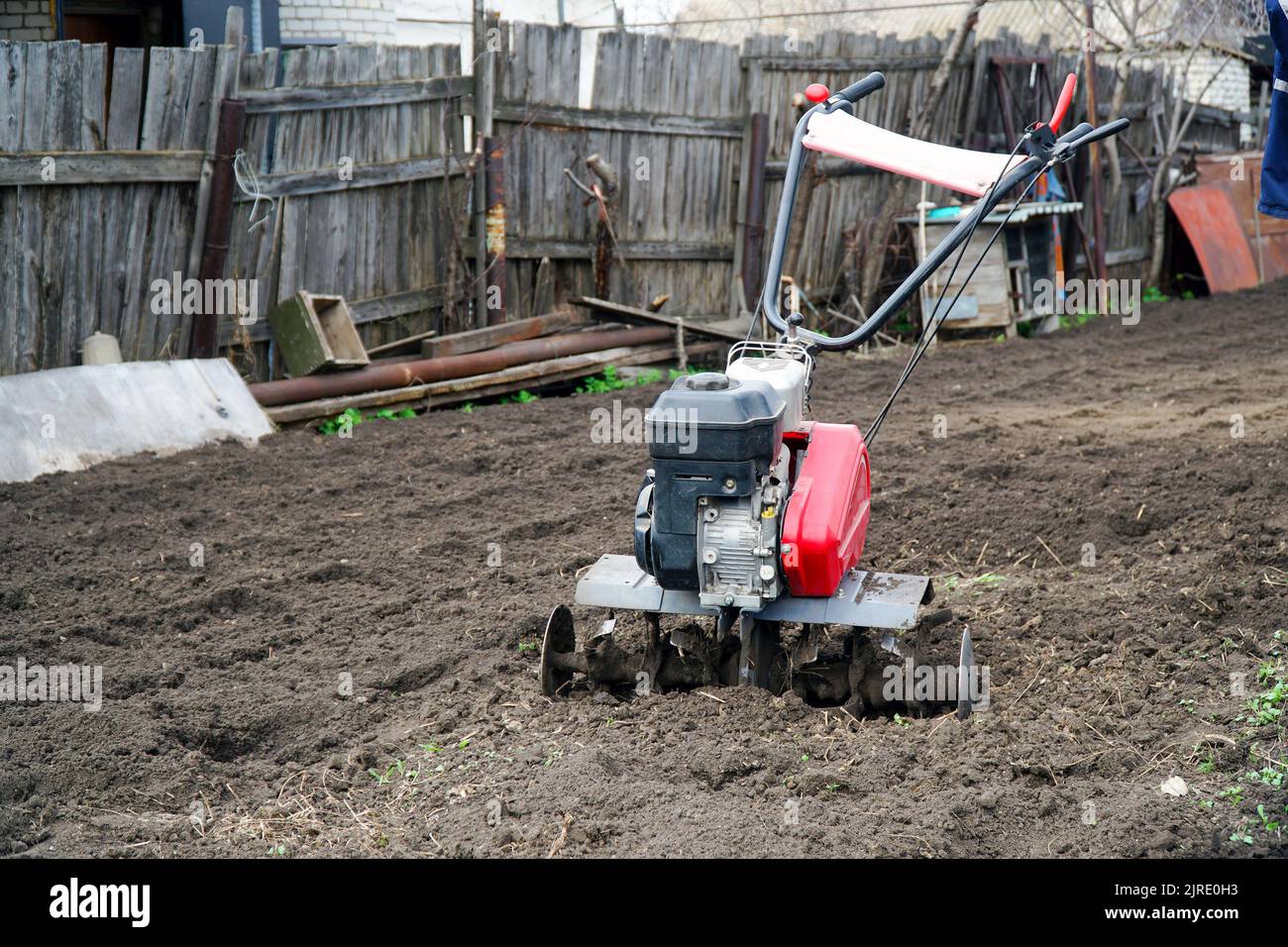 Gartenpflüger Grubber Pflügen das Land. Selektiver Fokus Stockfoto