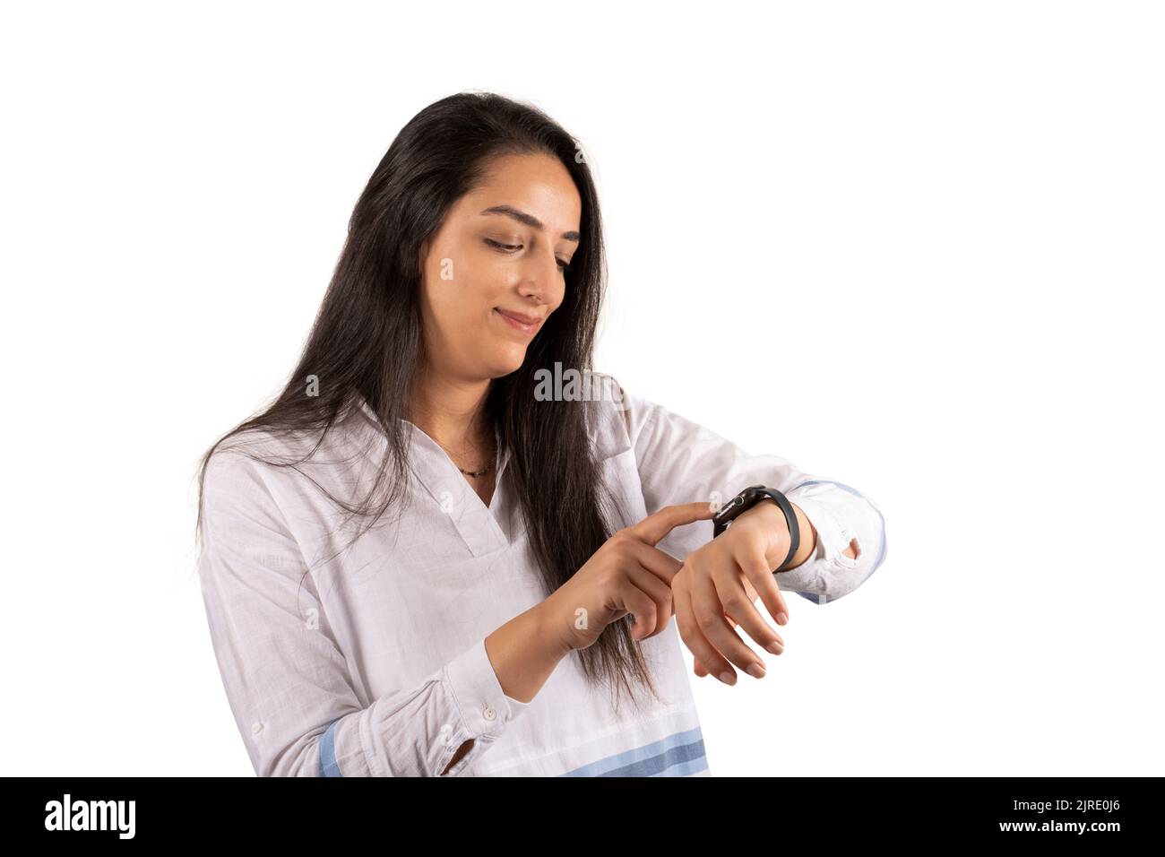 Berührende Smartwatch, Porträt einer kaukasischen Frau, die Smartwatch berührt. Stehen vor isoliertem weißem Hintergrund. Weiblich mit moderner Technik. Stockfoto