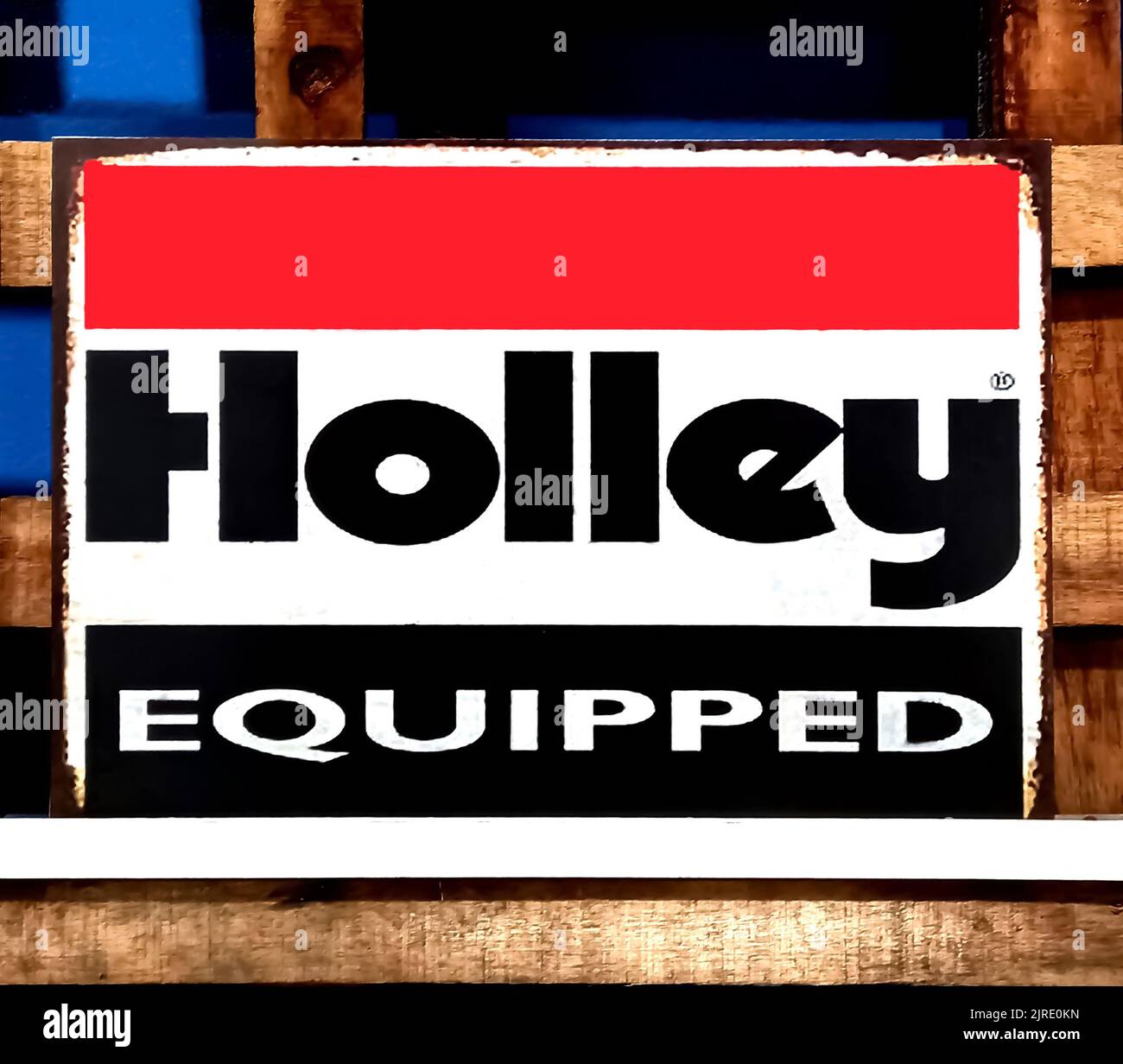 Altes rostig Metall Werbeschild Logo. Ansaugkrümmer. Holley ist ein bedeutender amerikanischer Hersteller von Vergasern und Hochleistungs-Automobilausrüstungen Stockfoto