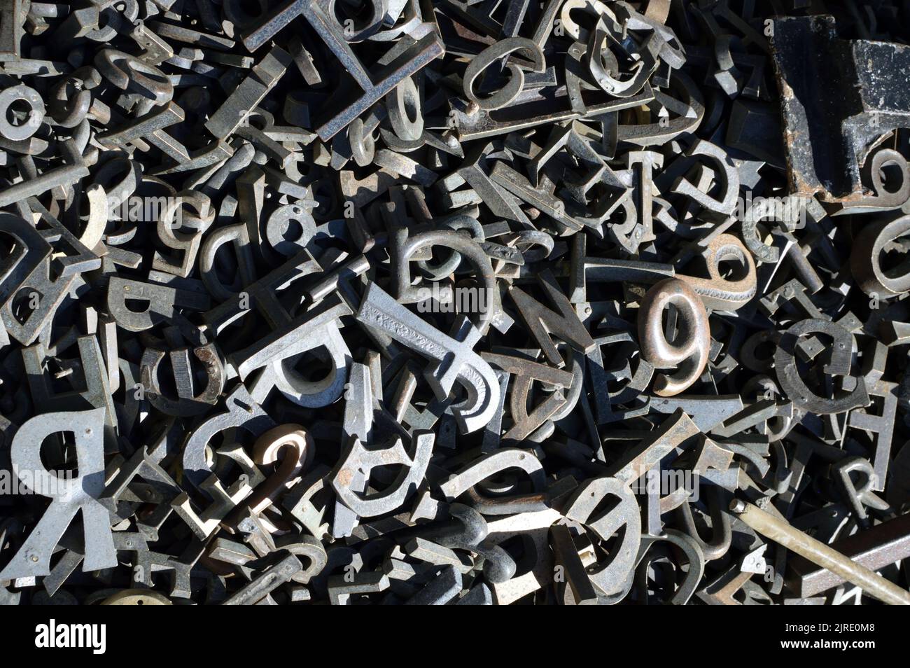 Vollbluten-Hintergrundbild mit zufälligem Guss-Buchstaben und Zahlen Stockfoto