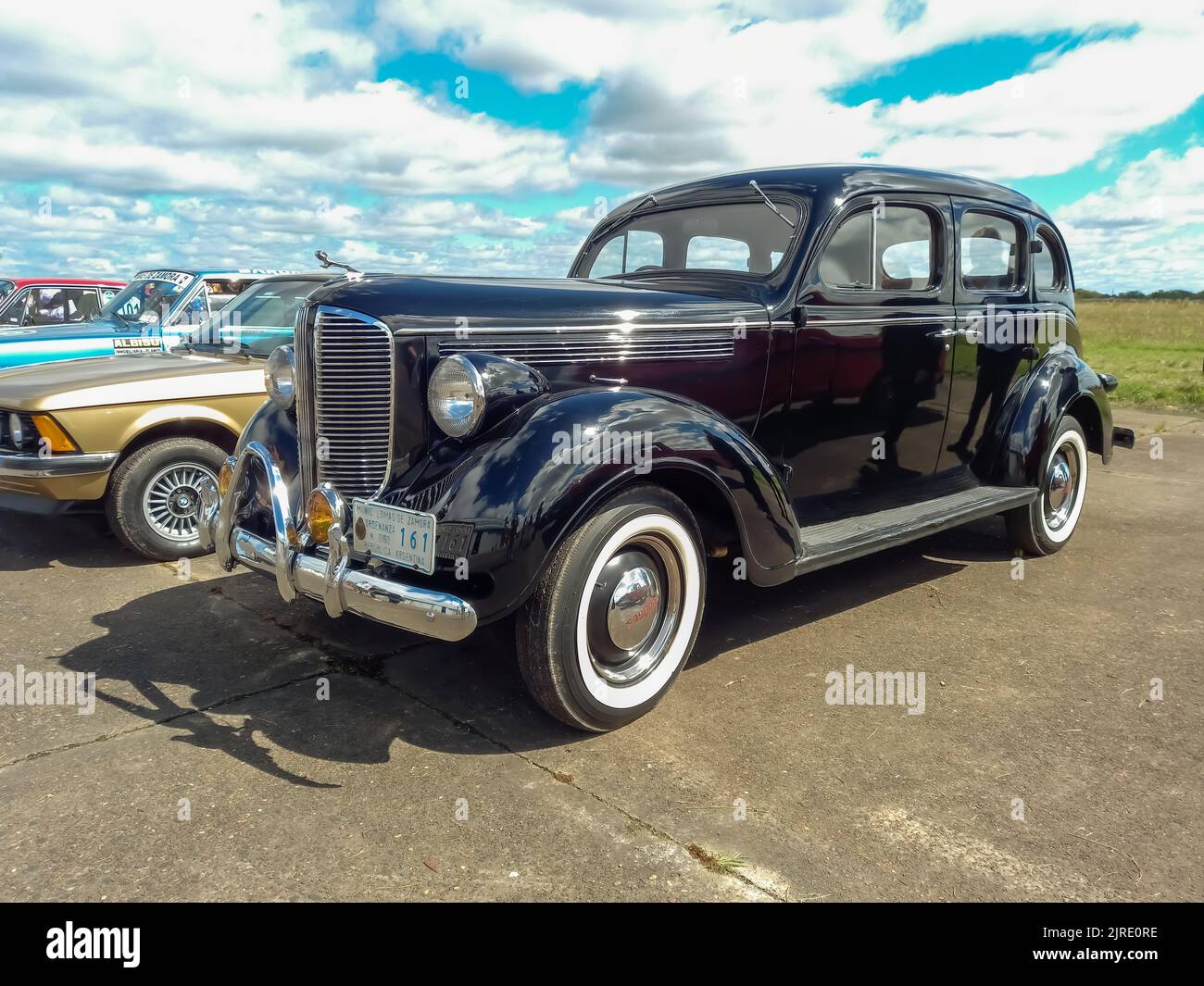 Moron, Argentina - Mar 26, 2022 - Black vintage Chrysler Dodge Series D8 Viertürer Touring Sedan 1938. CADEAA 2022 Oldtimer-Show auf der MNA. Copyspace Stockfoto