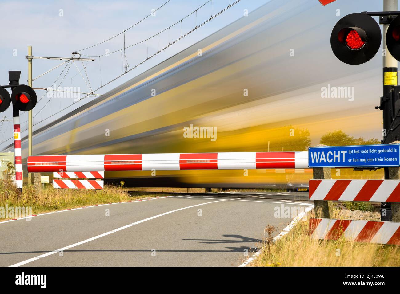 Den Helder, Niederlande. August 2022. Langzeitaufnahme eines vorbeifahrenden Zuges. Hochwertige Fotos Stockfoto