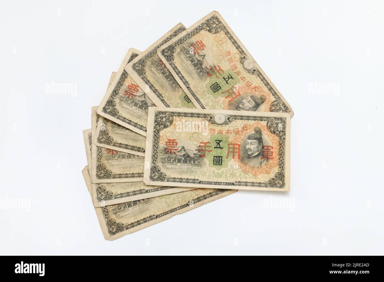 Hongkong, China: 24. August 2022. . Japanische 5 Yen ( 5 ¥ ) Papierbanknoten mit überdruckten chinesischen Schriftzeichen in Rot. Das Geld wurde WW2 in Ja verwendet Stockfoto