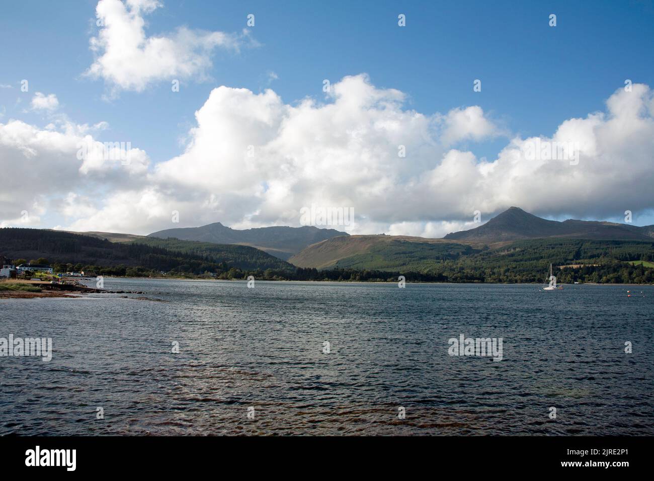 Goat Fell und Beinn Tarsuinn Blick über Brodick Bay von Brodick Seafront Brodick die Isle of Arran North Ayrshire Schottland Stockfoto