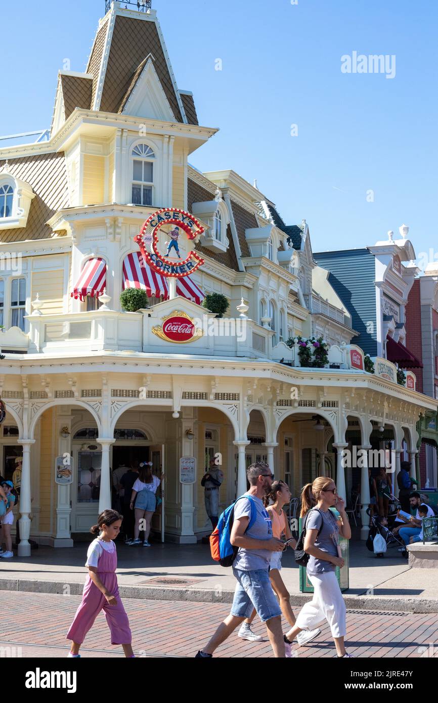 Eine vertikale Aufnahme von Menschen in der Nähe von Disneyland Paris Casey's Corner Gebäude Stockfoto