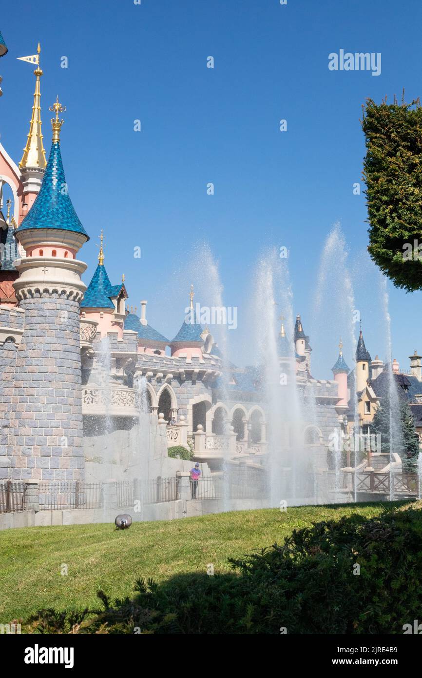 Eine vertikale Aufnahme des Brunnenwassers im Disneyland Paris Castle Stockfoto