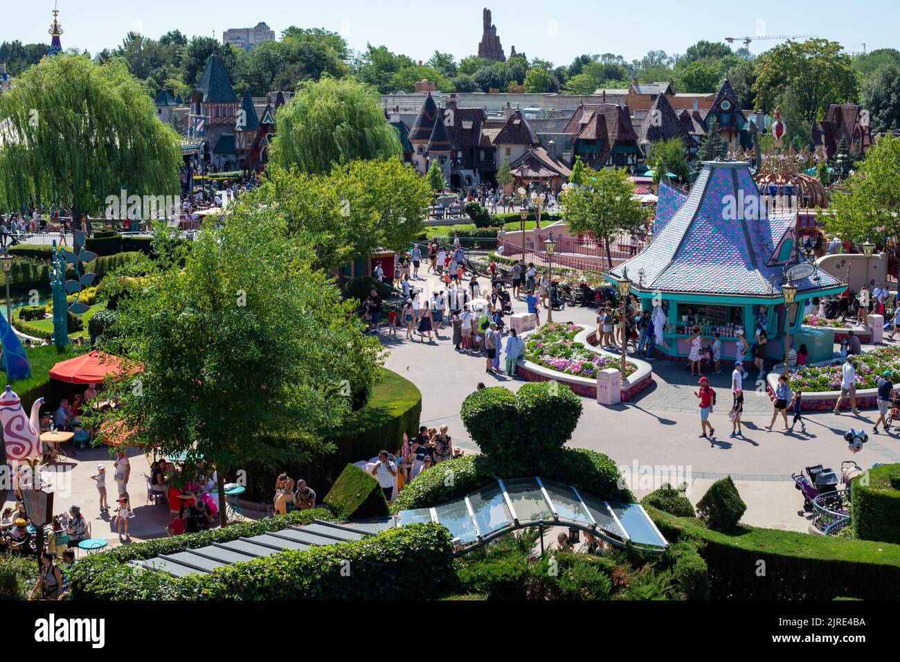 Eine Luftaufnahme von Disneyland Paris vom Schloss Alice im Wunderland aus gesehen Stockfoto