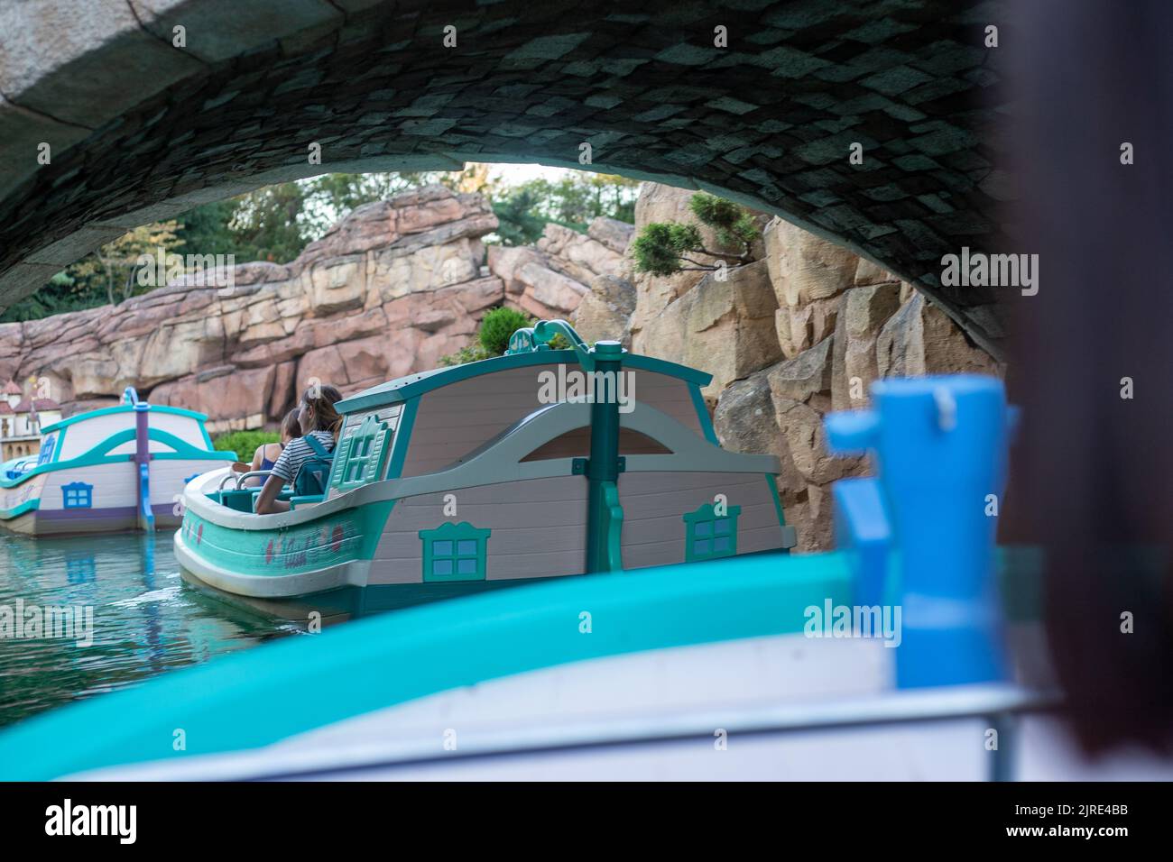 Eine Nahaufnahme von kleinen Häusern im Disneyland Storybook Land Canal Stockfoto