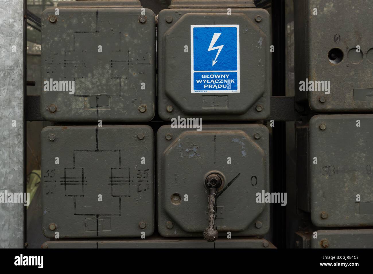 Ein Satz alter, ungenutzter Schränke mit Schaltern und elektrischen Sicherungen. Stockfoto