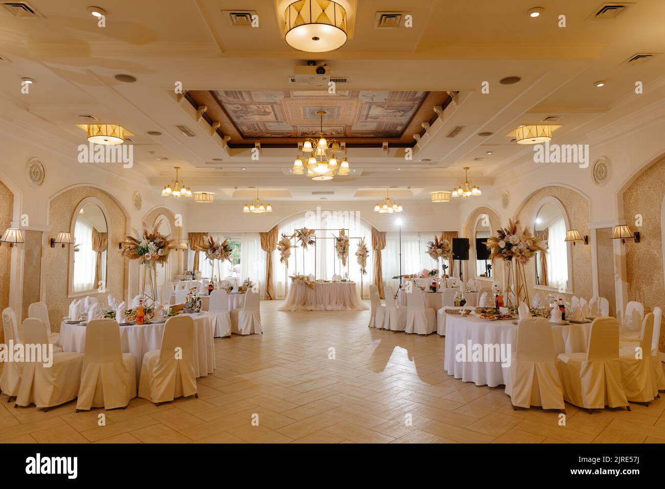 Hochzeitsbühne. Ein Hochzeitssaal in warmen Beigetönen Stockfoto