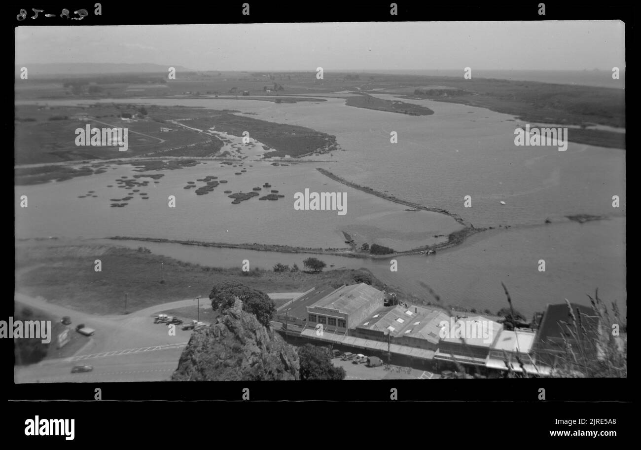 Oberer Teil der Flussmündung des Whakatane, 14. Dezember 1950 - 17. Dezember 1950, von Leslie Adkin. Stockfoto