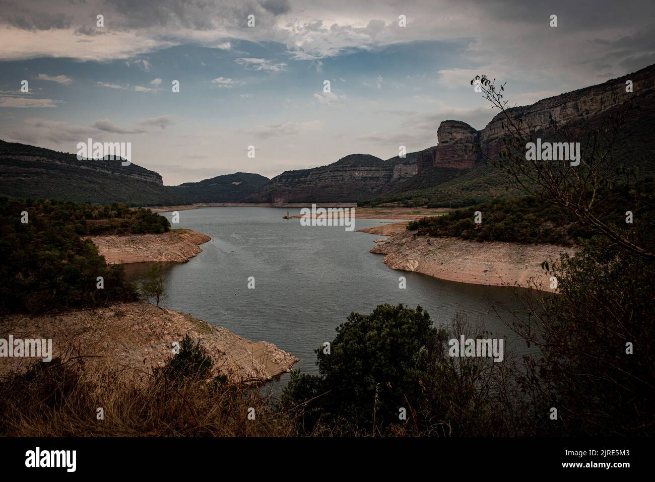 Allgemeine Ansicht des Stausees Sau (Panta de Sau) im Norden der Provinz Barcelona am 16. August 2022. Die Sommertrockenheit hat viele Stauseen bei Jus hinterlassen Stockfoto