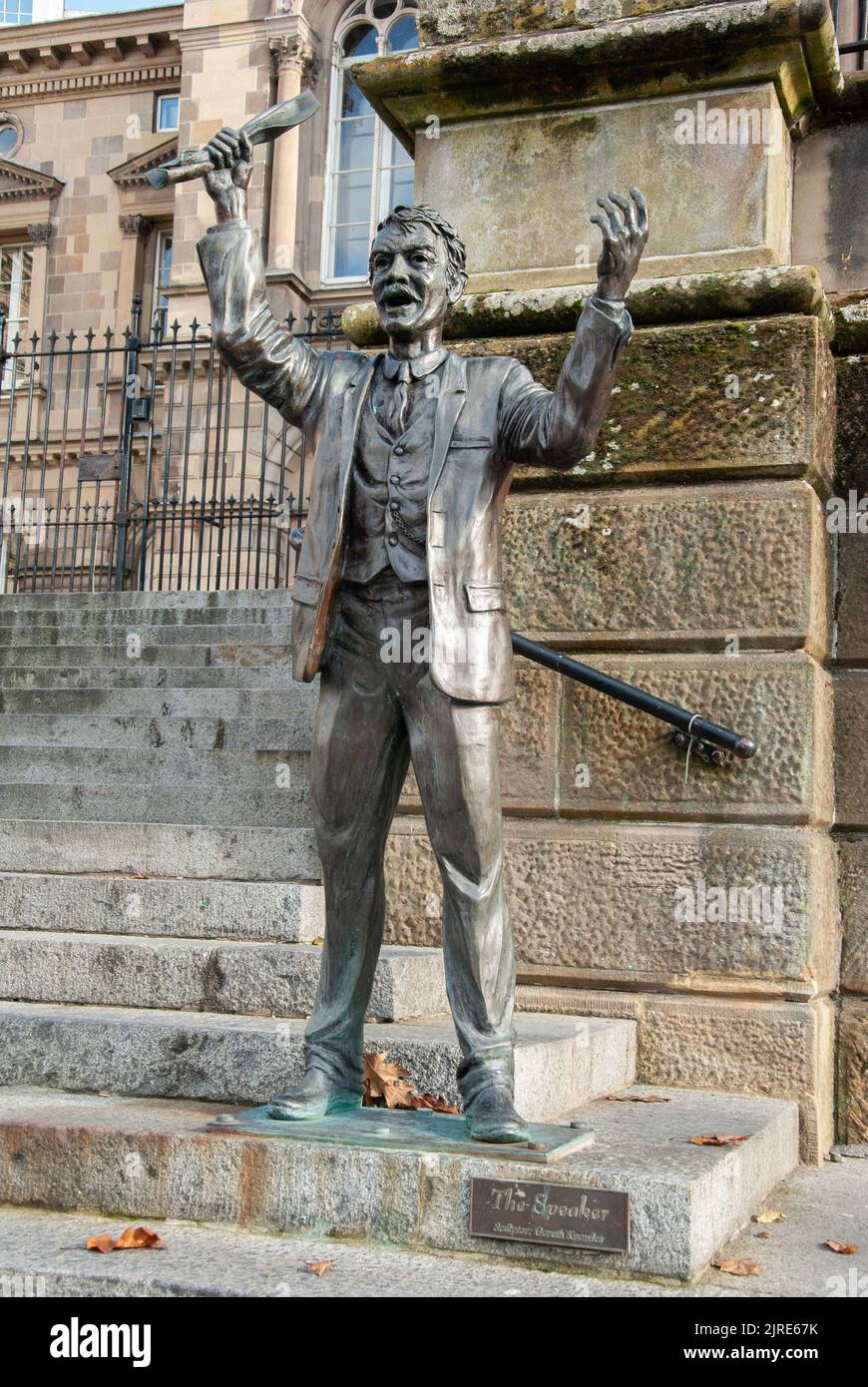 Belfast, Großbritannien – 30. Oktober 2019 – die lebensgroße Bronzestatue „Speaker“ auf den Stufen des Custom House in Belfast, Nordirland Stockfoto