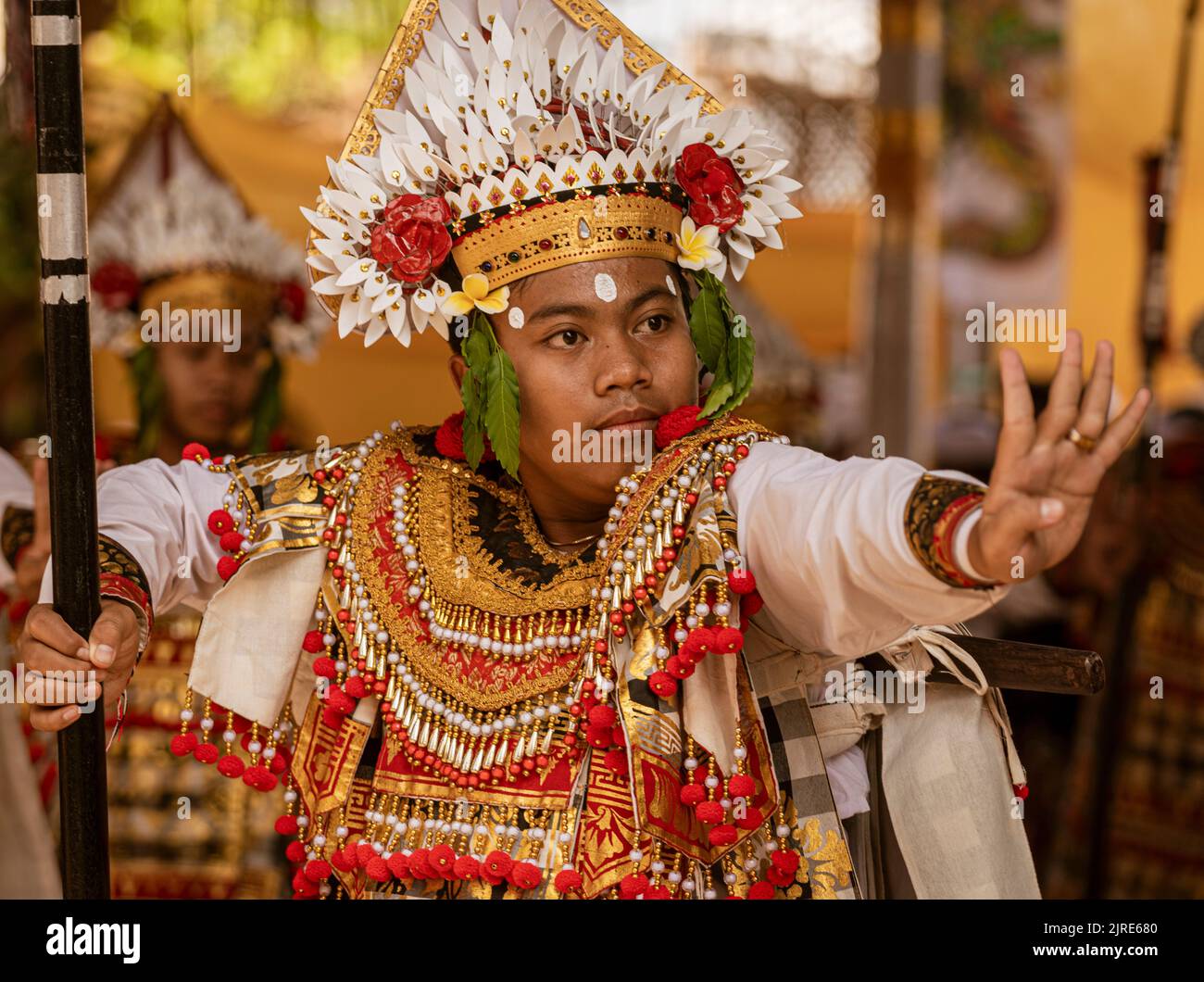 Junger Mann tanzt am Galungan-Tag in Bali im Tempel. Stockfoto