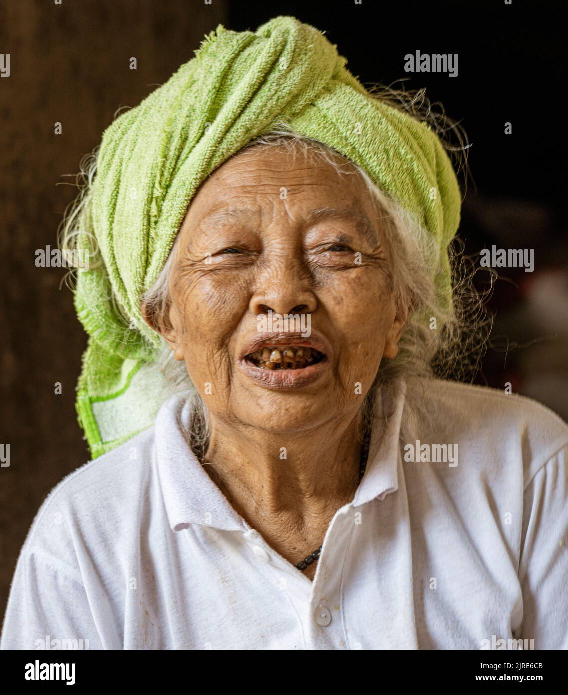 Eine alte Frau mit schwarzen Zähnen schaut in die Kamera. Stockfoto