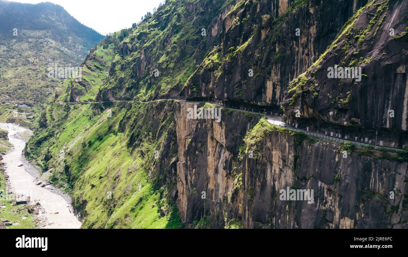 Gefährliche kurvige Straße mit steilen Klippen und Fluss in Himachal Pradesh Indien bei Tranda Dhank Stockfoto