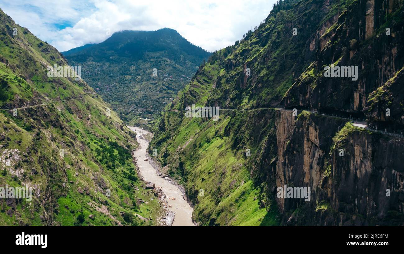Weite Luftlandschaft des Sutlej-Flusses und kurvige Bergstraße bei Tranda Dhank in Himachal Pradesh Stockfoto