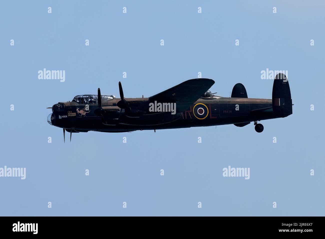 Eastbourne, East Sussex, Großbritannien. Mit dem Battle of Britain Memorial Flight mit der Avro Lancaster auf der Eastbourne Airshow 2022, Airbourne, mit Flugzeugvorführung und Flybys vom Eastbourne Beach aus. 18.. August 2022 Stockfoto