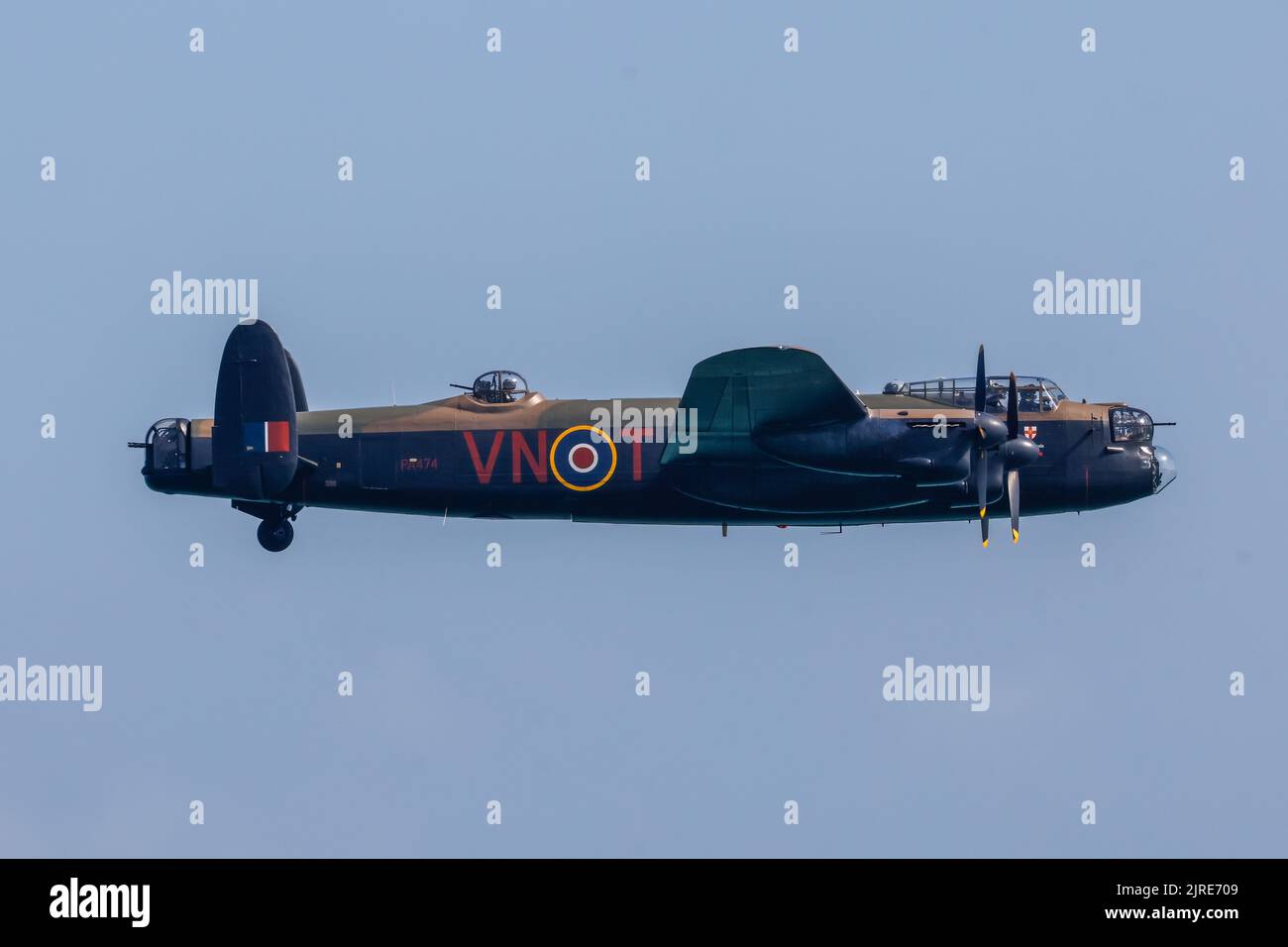 Eastbourne, East Sussex, Großbritannien. Mit dem Battle of Britain Memorial Flight mit der Avro Lancaster auf der Eastbourne Airshow 2022, Airbourne, mit Flugzeugvorführung und Flybys vom Eastbourne Beach aus. 18.. August 2022 Stockfoto