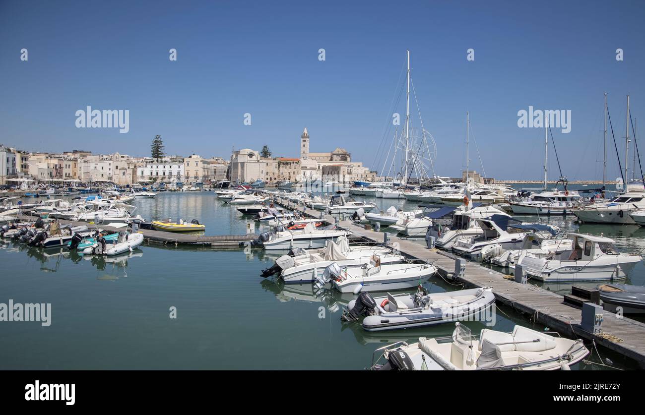 Hafenstadt An Der Adria Italien 4 Buchstaben Boote, die um die Hafenstadt trani an der adria in apulien in italien