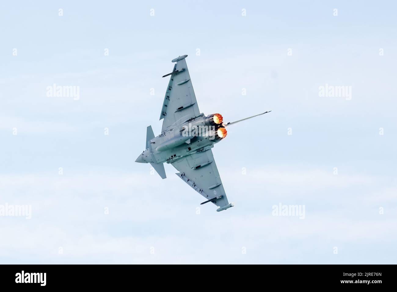 Eastbourne, East Sussex, Großbritannien. Mit dem RAF Typhoon auf der jährlichen Eastbourne Airshow vom Strand in Eastboune aus gesehen. 18.. August 2022. Credit David Smith/Alamy Live News Stockfoto