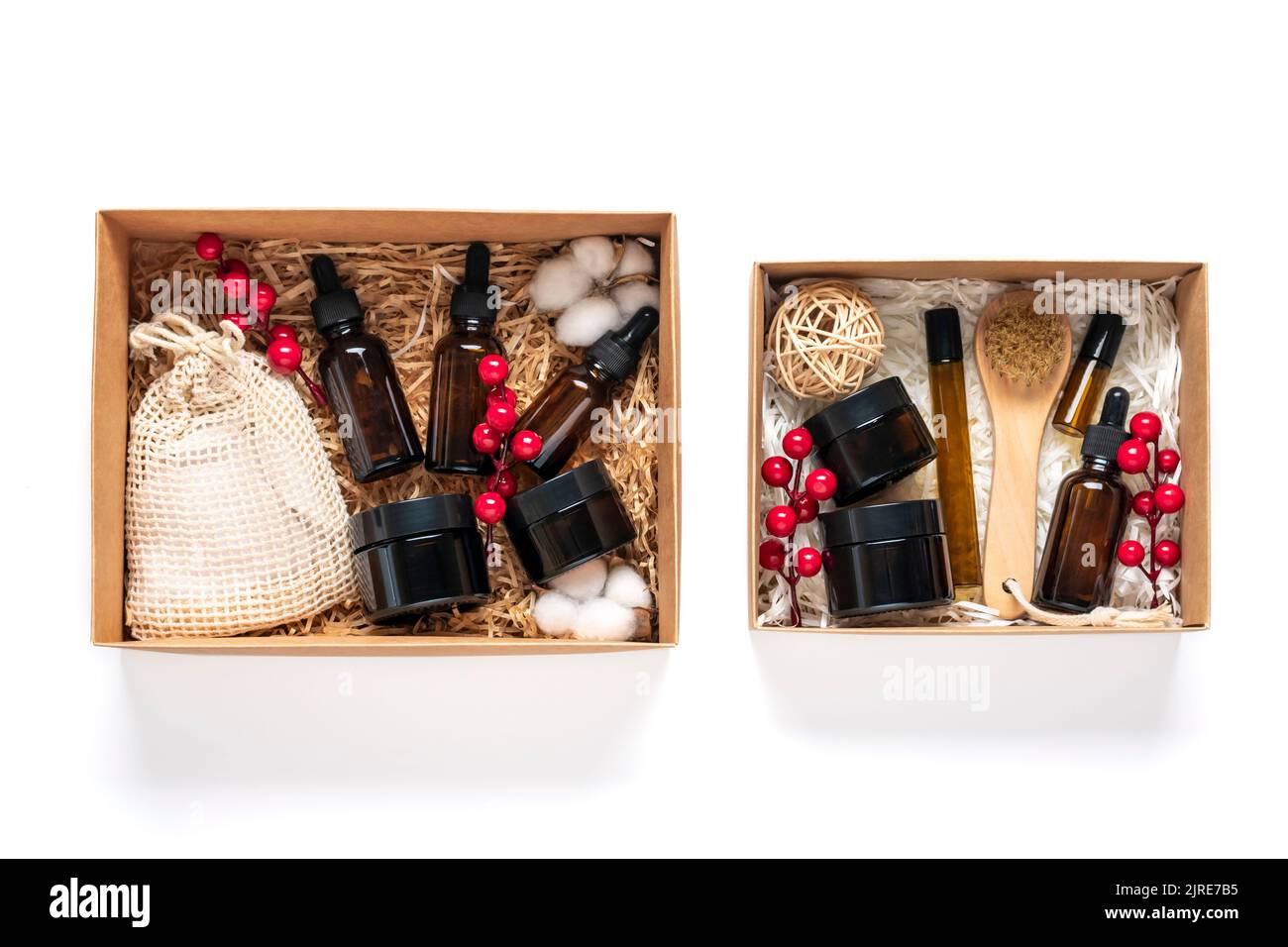 Set für Pflegebox Umweltfreundliche Kosmetik Öl- und Cremeflaschen, Bürste zum Waschen, Wattepads auf weißem Hintergrund Geschenk für Freundin, Mutter zum Gatten Stockfoto