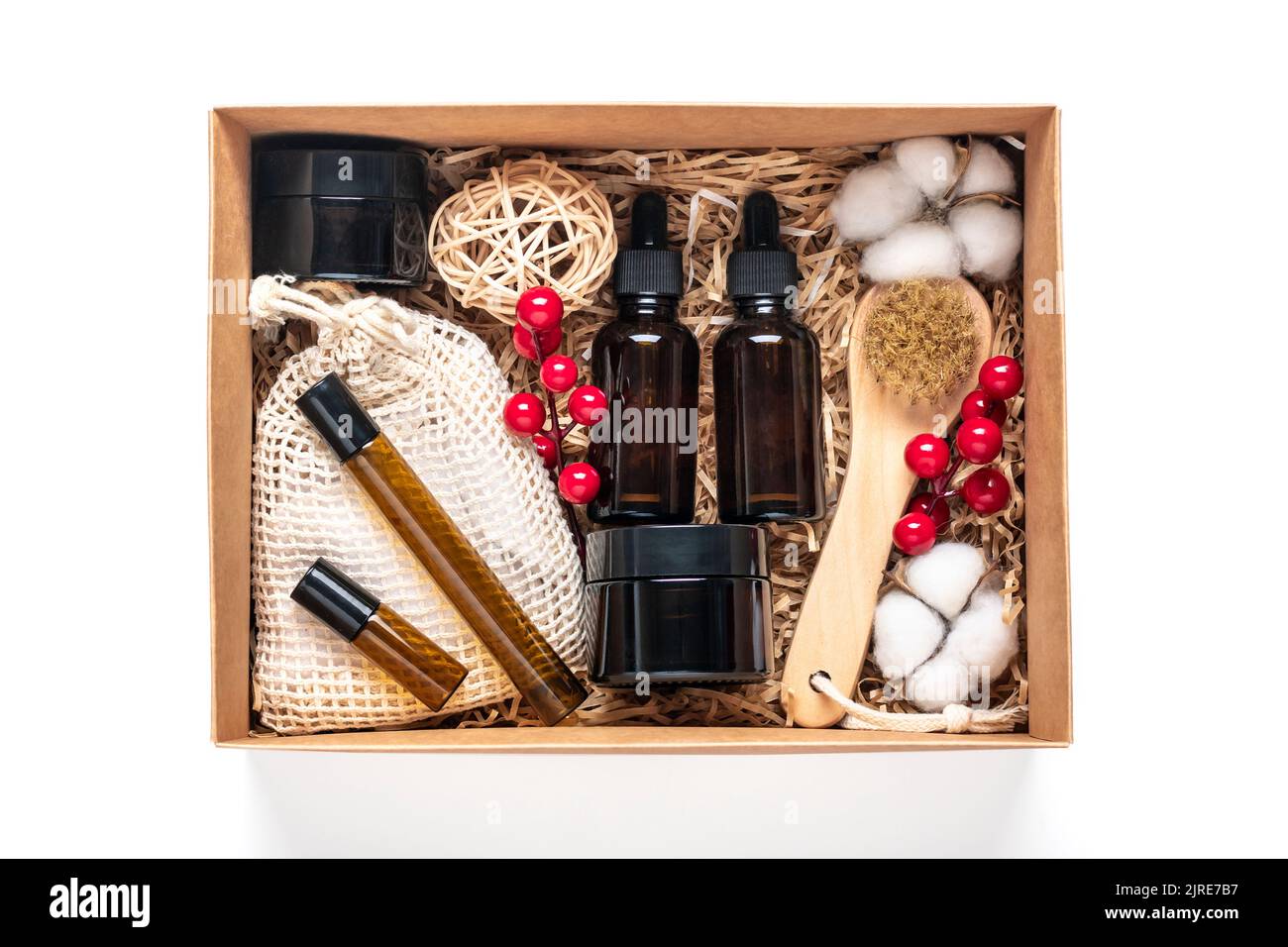 Set für Pflegebox Umweltfreundliche Kosmetik Öl- und Cremeflaschen, Bürste zum Waschen, Wattepads auf weißem Hintergrund Geschenk für Freundin, Mutter zum Gatten Stockfoto