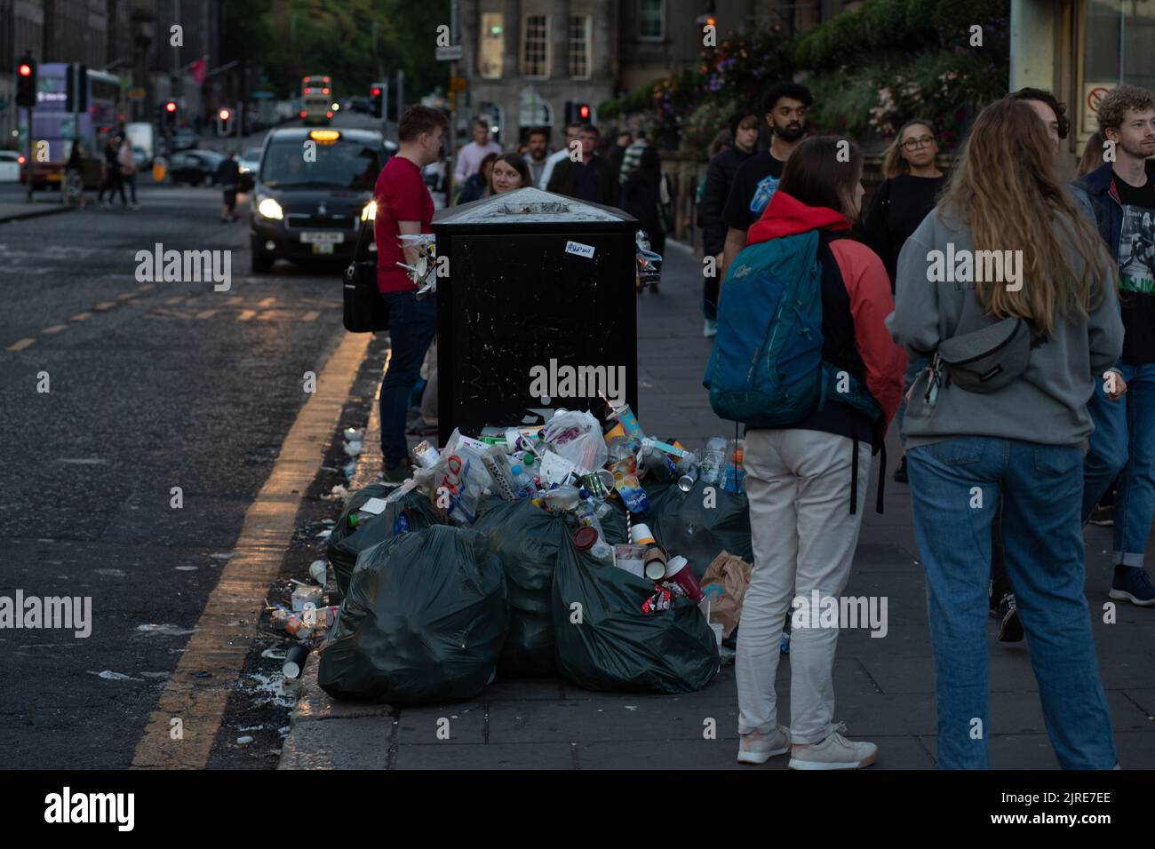 Edinburgh, Großbritannien. 23. August 2022. In der gesamten Hauptstadt Edinburgh stapeln sich während des andauernden Müllsammelstreiks Müll auf den Straßen. Die für die tägliche Abfallbeseitigung in der Stadt verantwortlichen öffentlichen Mitarbeiter befinden sich derzeit am fünften Tag eines zwölftägigen Streiks. 23. August 2022 (Foto: Hale Irwin/SIPA USA) Quelle: SIPA USA/Alamy Live News Stockfoto