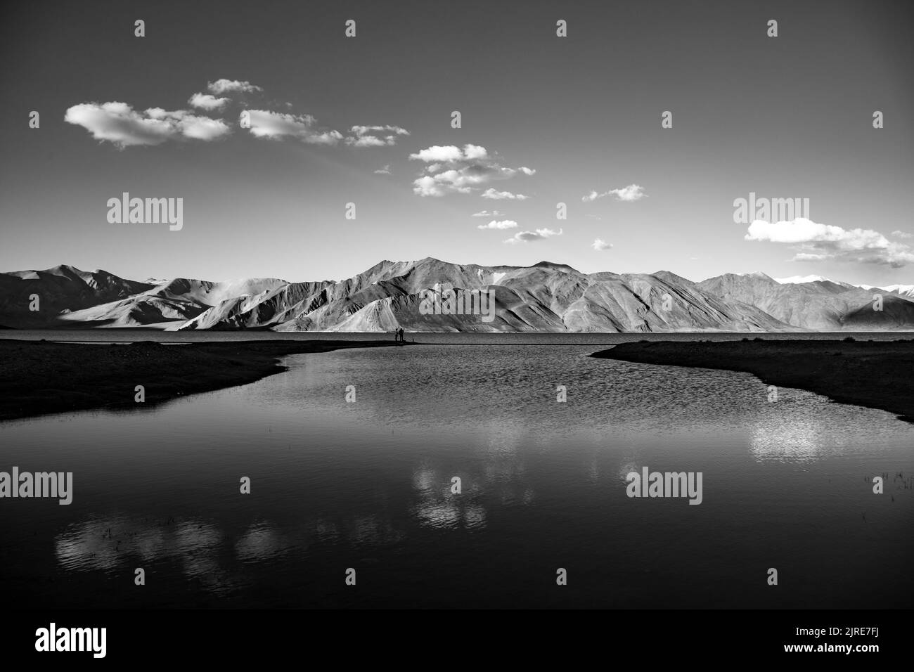 Pangong See mit einer Kulisse des Himalaya-Gebirges Stockfoto