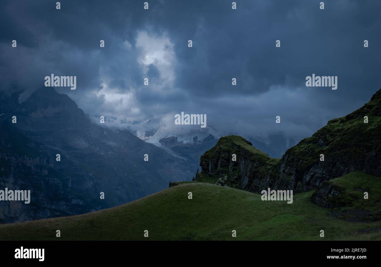 Grünes Schweizer Tal vor Sturm Stockfoto