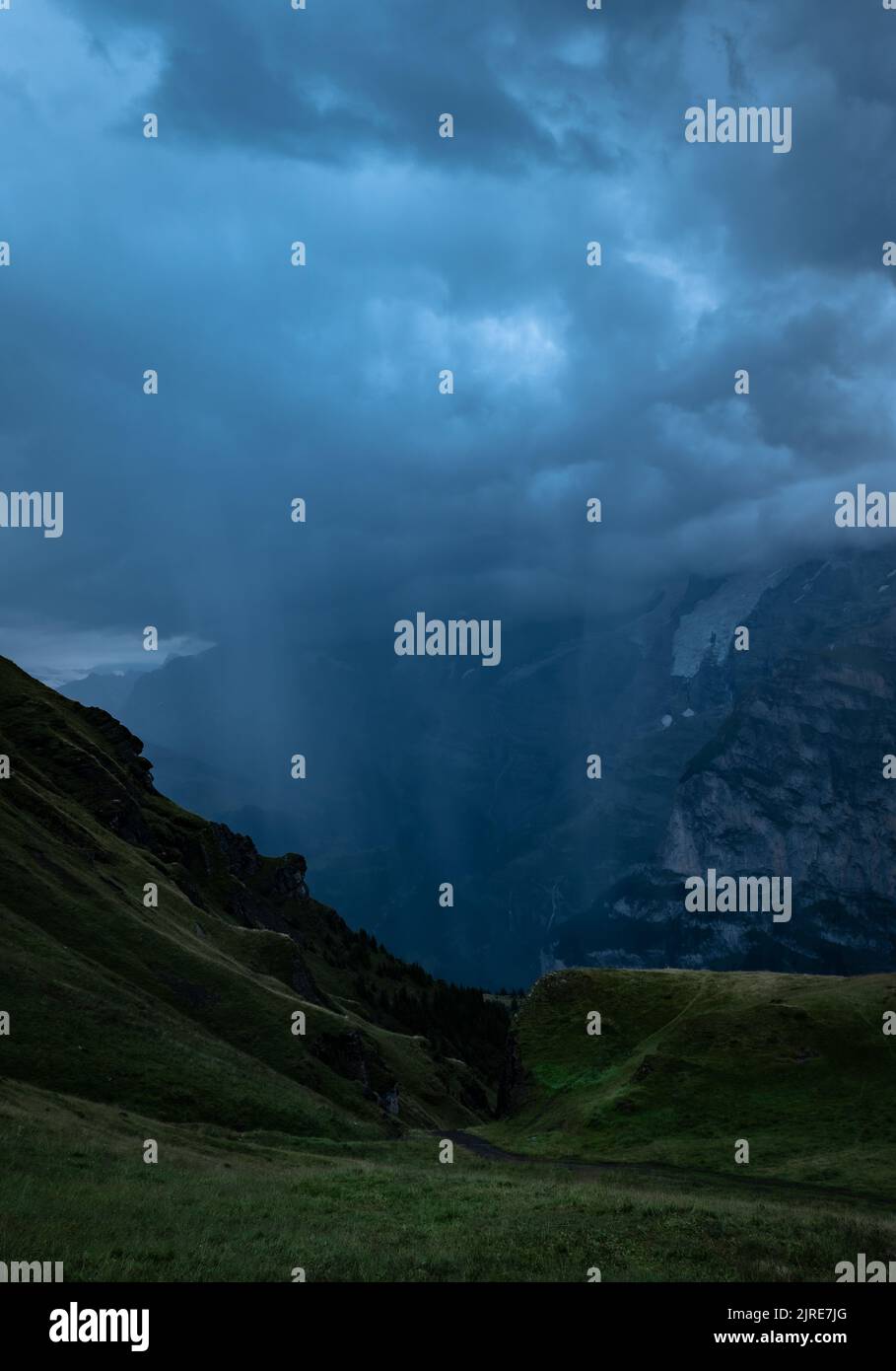 Grünes Schweizer Tal vor Sturm Stockfoto