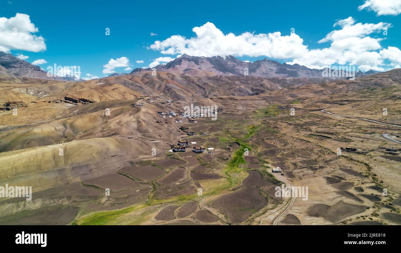 Luftpanoramic Landschaft von Langza Village im Spiti Valley von Himachal Pradesh Indien im Sommer Stockfoto