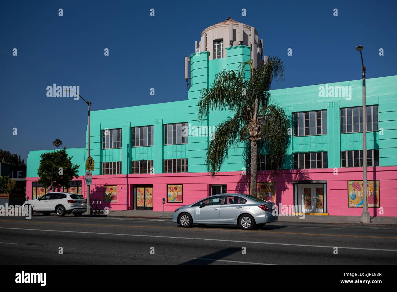 Das Pink and Teal dreistöckige Gebäude in Los Angeles, Kalifornien Stockfoto