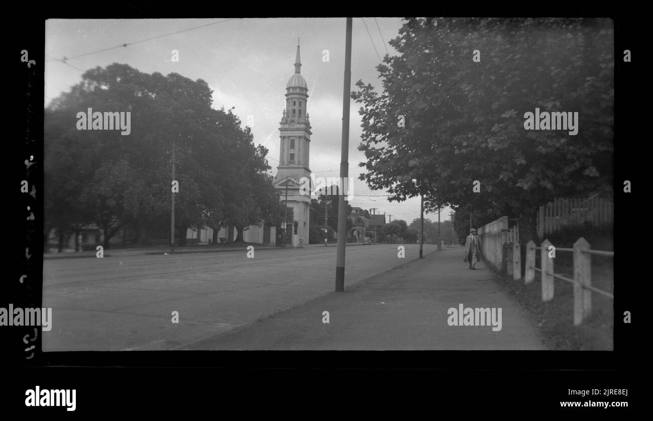 Anzac Avenue und St Andrews Church, 1949, von Leslie Adkin. Stockfoto