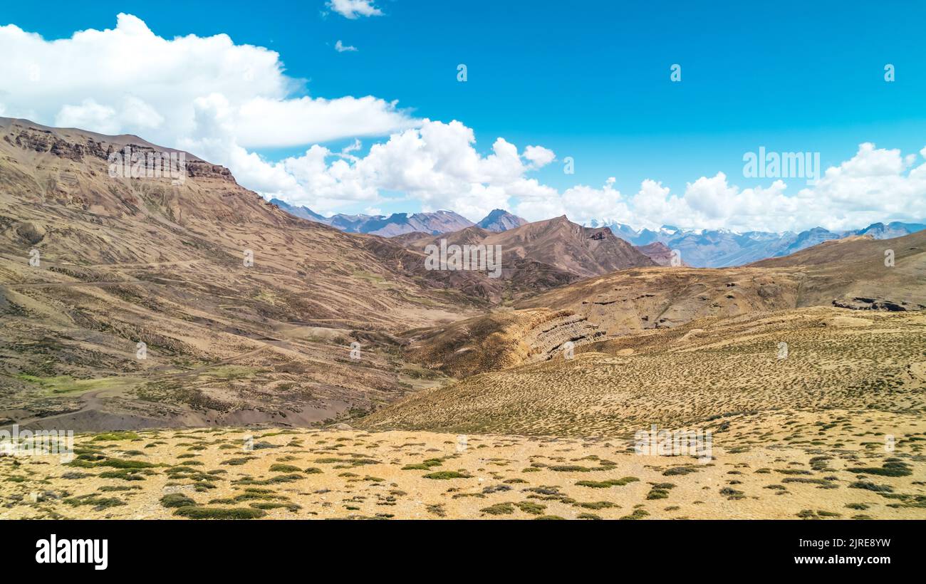 Weite Panoramalandschaft mit trockenen, verlassenen Bergen im Spiti Valley in Nordindien im Sommer Stockfoto