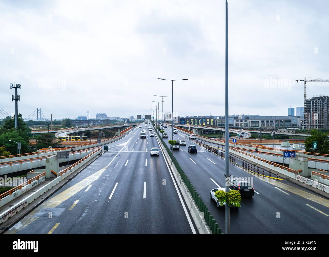 Belgrad, Serbien - 23. August 2022: Straßenverkehr im Zentrum von Belgrad. Blick auf die Autobahn in Belgrad. Stockfoto