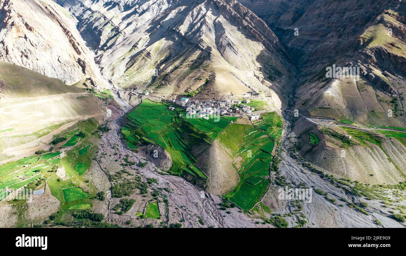 Weite Panorama-Luftlandschaft von Mud Village im Pin Valley von Nordindien im Sommer Stockfoto